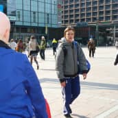 En helt hårlös person skiljer sig ur mängden och får ofta nyfikna blickar. Bild: Yle/Ingela West