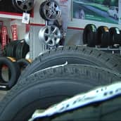 Autonrenkaita rengaskaupassa.