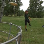 tanskalainen frisbeegolfpelaaja heittää kiekkoa maalia kohden