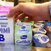 Maitohappobakteerivalmisteita kylmäaltaassa.