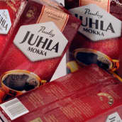 Kolme kahvipakettia pöydällä.