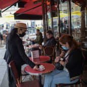 Tarjoilija palvelee asiakasta pariisilaisessa kahvilassa 19. toukokuuta. 