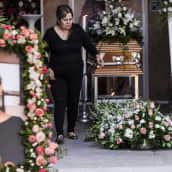 Edesmenneen Alma Barraganin hautajaiset.
