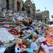 Brittiläisen Kolumbian parlamenttitalon portaille on tuotu leluja ja kenkiä alkuperäisväestön lasten muistolle. 