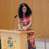 Amineh Kakabaveh valtiopäivien puhujapöntössä.