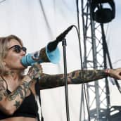 Huora-yhtyeen laulaja Anni Lötjönen esiintyy Rockfest-festivaaleilla Hyvinkäällä.