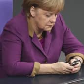 Angela Merkel kännykän kanssa
