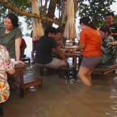 Tulvan alla oleva ravintola menestyy Bangkokissa