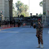 Irakin turvallisuusjoukkojen jäseniä valvomassa tarkasti vartioidun vihreän vyöhykeen porttia Bagdadissa. Kuva otettu 6. marraskuuta 2021.