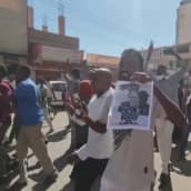 Sudanin vallankaappausta vastustaneet mielenosoittajat palasivat kadulle kun syrjäytetty pääministeri Abdalla Hambdok palasi johtamaan hallitusta