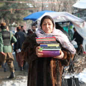 Fereshta Sadeqi myy kirjoja Kabulin keskustassa Talibanin taistelijoiden keskellä. 