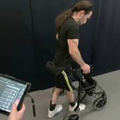 Sveitsissä on kehitetty selkärankaan asennettava implantti, joka matkii aivojen toimintaa ja lähettää lihasta liikuttavia sähköimpulsseja