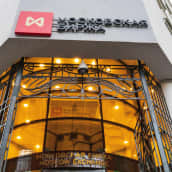 Moskovan pörssin logo ja pääovi.