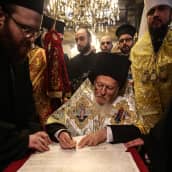 Patriarkka Bartolomeos allekirjoittamassa päätöstä