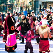 Yleisö mukana tanssimassa Kuopion torilla venäläisen kulttuurin viikolla.