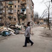 Tuhoutuneita taloja lähiössä Kiovassa