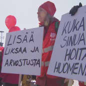 Hoitajat marssivat paremman palkan ja työolojen puolesta Helsingissä