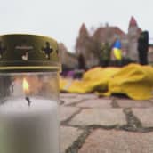 Muistotilaisuus Ukrainan Mariupolissa kuolleille lapsille