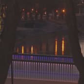 Turun Kirjastosilta valaistiin sinivalkoiseksi Ilkka Kanervan muistoksi