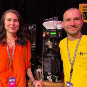 Kaffa Roasteryn markkinointipäällikkö Pauliina Marjanen ja toimitusjohtaja Svante Hampf Helsinki Coffee Festival -tapahtumassa.