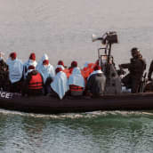 Kuvassa siirtolaisia Britannian rajavaltioston kumiveneessä. 