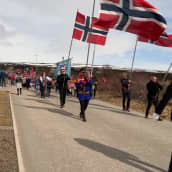 Norjan Vesisaaressa marssitaan kansallispäivänä Norjan liput liehuen.