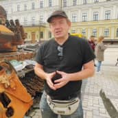 Mika Mäkeläinen esittelee Kiovassa venäläisiä panssariajoneuvoja