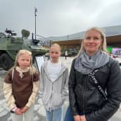 "Vaikuttavia vehkeitä", totesi Katri Lötjönen Puolustusvoimien kalustosta. "Aika hienoja", sanoivat myös tyttäret Nelli, 13, ja Liina, 10.
