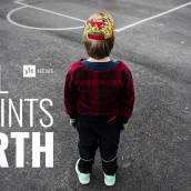 All Points North-logo kuvassa, jossa poika seisoo yksin koulun pihalla.