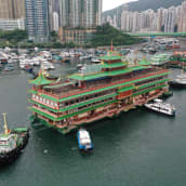 Ihmiset kerääntyivät jättämään hyvästit ikoniselle kelluvalle Jumbo Seafood Restaurant -ravintolalle Hongkongissa