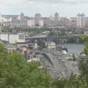 Kiova leijailee sodan ja rauhan välissä