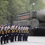Venäläinen strateginen ydinohjus laukaisulaustallaan Voitonpäivän paraatissa Moskovassa.