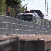 Junaliikenteen sekoittanut epäilty ilkivalta tapahtui juhannusjunat kaaokseen ajaneen sillan kohdalla Lempäälässä