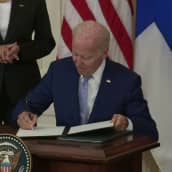Presidentti Biden allekirjoitti Suomen ja Ruotsin Natoon liittymisasiakirjat