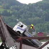 148 metriä pitkä puusilta romahti Norjassa – rekkakuski pelastettiin kopterilla