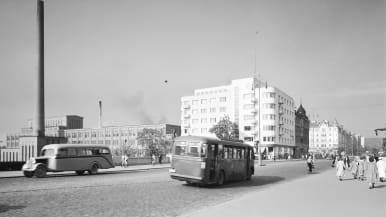 Liikennettä Hämeensillalla Tampereella 1940-luvun alussa.