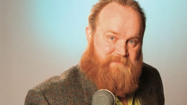 Gösta Sundqvist edessään mikrofoni.