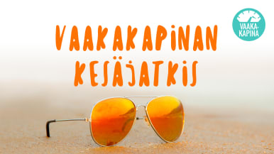 Kuvassa on oranssilinssiset aurinkolasit rannalla. Kuvassa on teksti Vaakakapinan kesäjatkis.