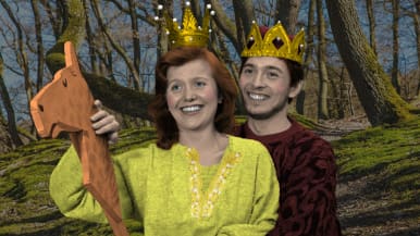 Prinsessa, prinssi ja keppihevonen satumetsässä.