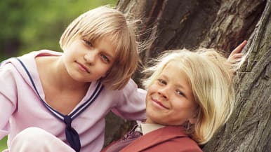 Kaksi lapsinäyttelijää nojaavat puuhun, kuunnelma Salainen puutarha.