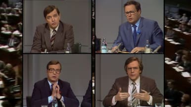 Ministerit vuonna 1983 vaaliväittelyssä. Taustalla kuvaa eduskunnasta.