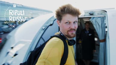 Jussi Nygren astuu lentokoneeseen