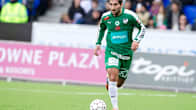 IFK Mariehamnin Josef Ibrahim kuljettaa palloa
