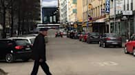 Mies kävelee Tuomiokirkonkadun poikki.