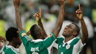 Nigerian joukkue juhlii maalia.
