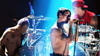 Red Hot Chili Peppers -yhtyeen basisti Michael &quot;Flea&quot; Balzary, laulaja Anthony Kiedis ja rumpali Chad Smith esiintymässä.
