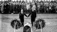 François Mitterrand ja Helmut Kohl seisoivat Verdunissa Douaumontin hautausmaalla käsi kädessä 22. syyskuuta 1984. 