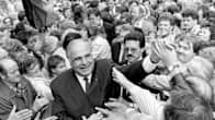 Helmut Kohl tervehtii itäsaksalaisia vuonna 1990 ennen tulevia vaaleja.