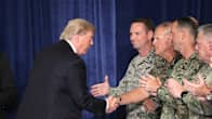 Trump kättelee rivissä seisovia sotilasjohtajia.