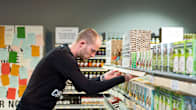 Muovivapaan Ekoplaza-liikkeen myyjä Robert Koster.